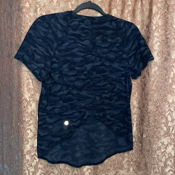 NWOT LULULEMON Navy Camouflage T-Shirt. Size small. - Picture 2 of 3